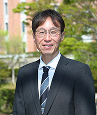 化学生命工学部長 川﨑 英也 教授